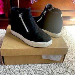 Girls Steve Madden suede black and white wedge shoe